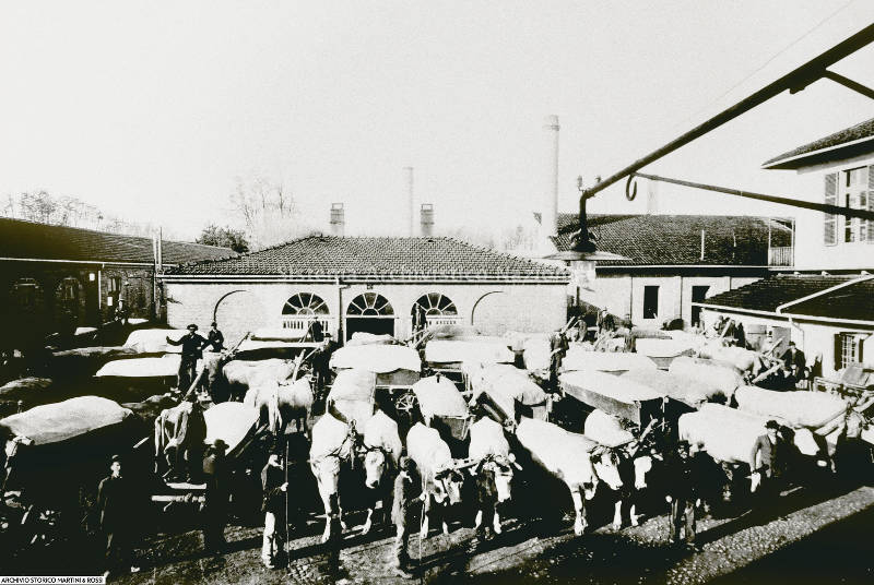 Carri con uve nel piazzale Luigi Rossi presso la sede dello stabilimento Martini & Rossi, Pessione 1920 (Martini & Rossi spa, Fondo Martini & Rossi spa)